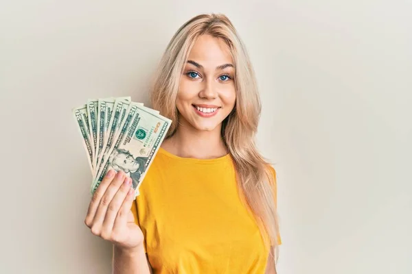 Hermosa Chica Rubia Caucásica Sosteniendo Billetes Dólares Que Parecen Positivos — Foto de Stock