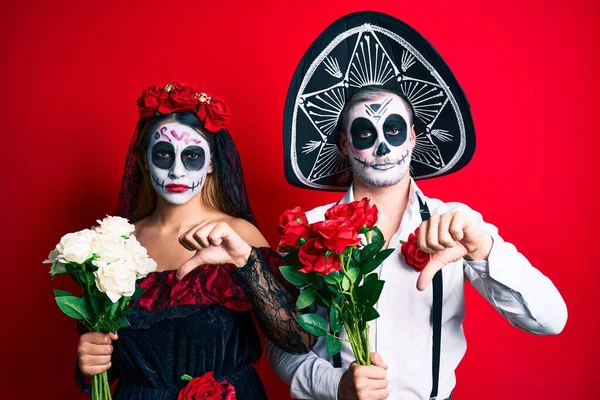 Ζευγάρι Φορώντας Μέρα Του Νεκρού Κοστούμι Κρατώντας Λουλούδια Θυμωμένο Πρόσωπο — Φωτογραφία Αρχείου