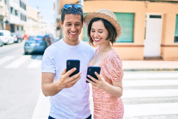 Vackra Par Ler Glada Med Hjälp Smartphone Gatan Staden — Stockfoto