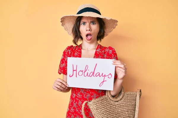 Menina Bonita Nova Usando Chapéu Verão Bolsa Vime Segurando Banner — Fotografia de Stock