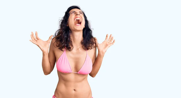 Bikini Giyen Deli Gibi Bağıran Bağıran Genç Güzel Spanyol Bir — Stok fotoğraf