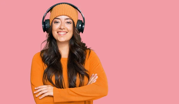 Vacker Brunett Ung Kvinna Lyssnar Musik Med Hörlurar Glad Ansikte — Stockfoto