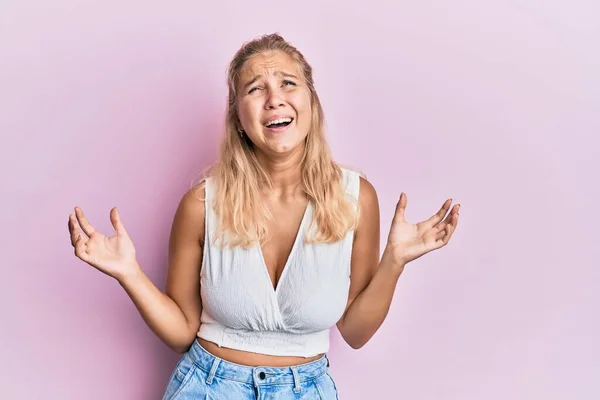 Jeune Fille Blonde Portant Des Vêtements Décontractés Fou Fou Crier — Photo