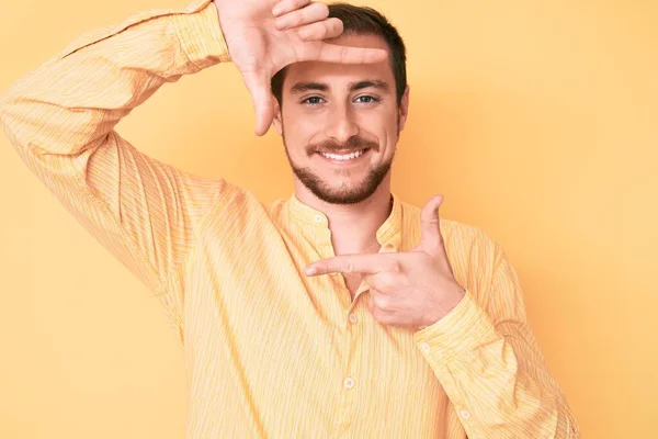 幸せな顔で手や指でフレームを作る笑顔カジュアルな服を着て若いハンサムな男 創造性と写真の概念 — ストック写真