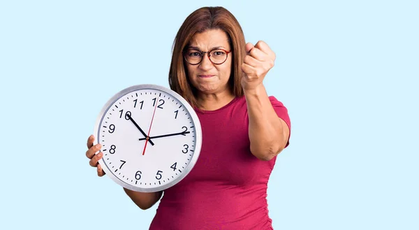 Mujer Latina Mediana Edad Sosteniendo Gran Reloj Molesto Frustrado Gritando —  Fotos de Stock