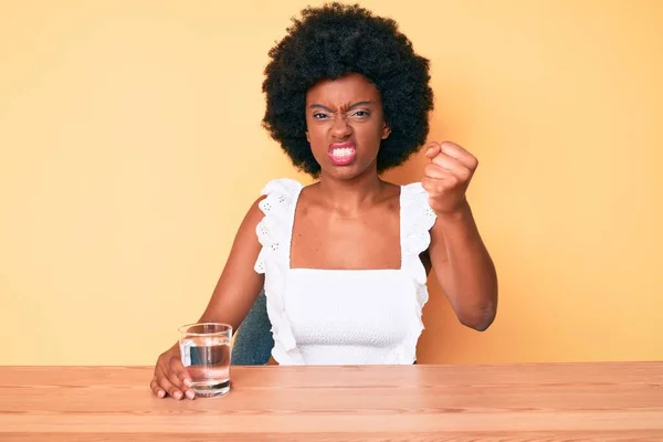 Jovem Afro Americana Bebendo Copo Água Irritado Frustrado Gritando Com — Fotografia de Stock