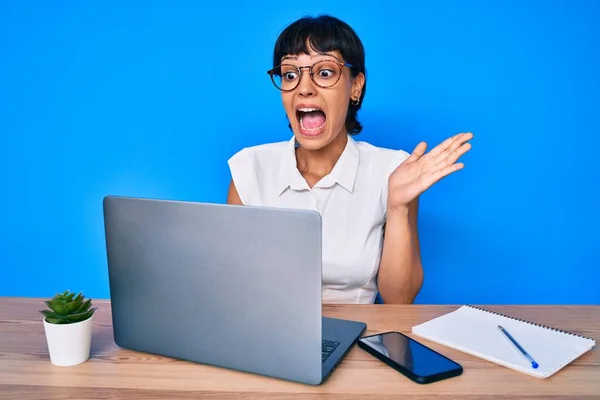 Ofiste Çalışan Güzel Bir Esmer Kadın Video Çekiyor Çılgınlığı Kutluyor — Stok fotoğraf