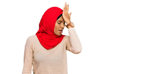 Ung Afrikansk Amerikansk Kvinna Bär Traditionell Islamisk Hijab Halsduk Förvånad — Stockfoto