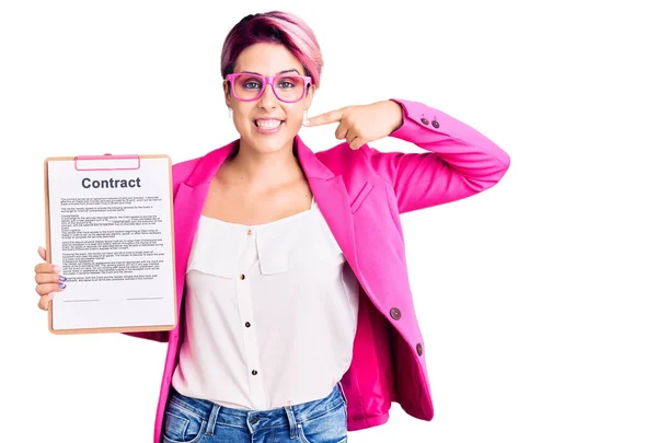 Joven Hermosa Mujer Con Pelo Rosa Sujetando Portapapeles Con Documento —  Fotos de Stock