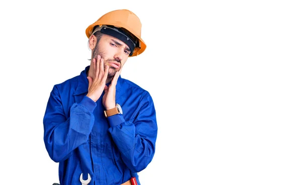 Jovem Hispânico Vestindo Uniforme Trabalhador Cansado Mãos Cobrindo Rosto Depressão — Fotografia de Stock