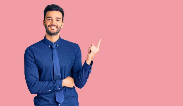 Joven Hombre Hispano Guapo Vistiendo Ropa Negocios Sonriendo Feliz Señalando —  Fotos de Stock