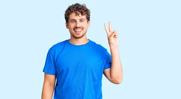 Homem Bonito Jovem Com Cabelo Encaracolado Vestindo Roupas Casuais Sorrindo — Fotografia de Stock