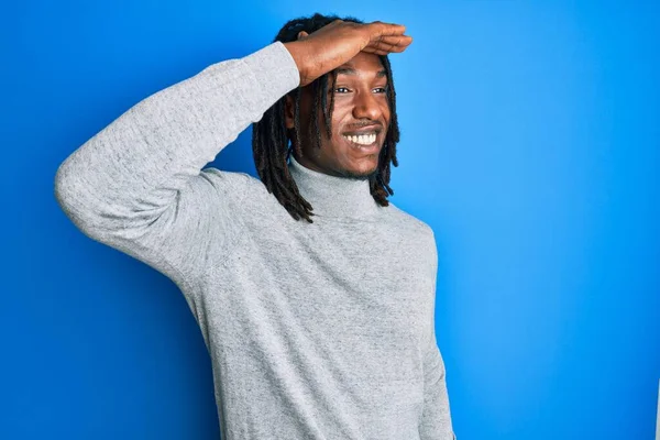 Hombre Afroamericano Con Trenzas Con Jersey Cuello Alto Muy Feliz —  Fotos de Stock