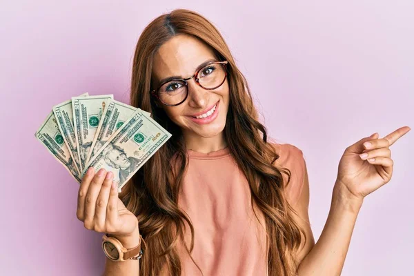 Junge Brünette Frau Die Dollars Hält Lächelt Glücklich Und Zeigt — Stockfoto