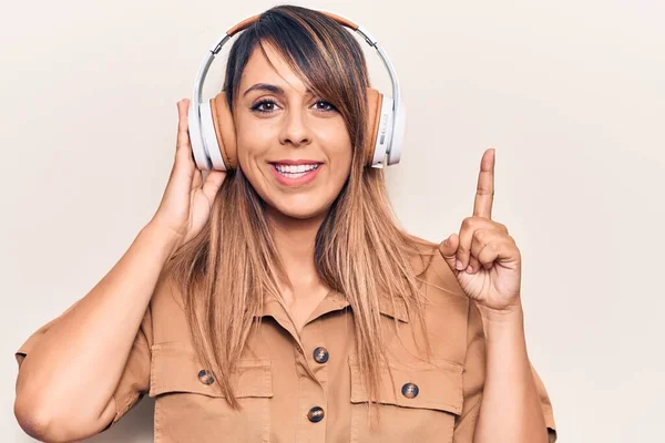 Joven Hermosa Mujer Escuchando Música Usando Auriculares Sonriendo Con Una — Foto de Stock