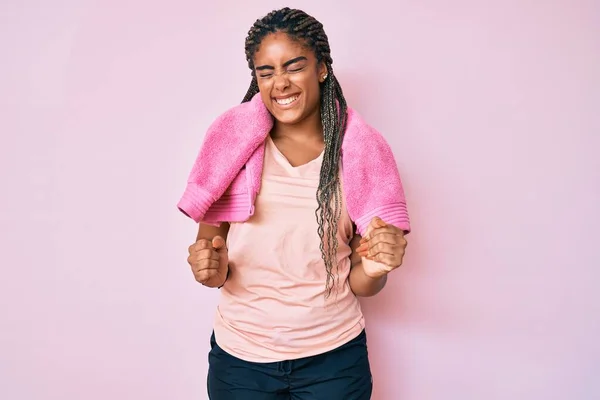 Mladá Africká Američanka Copánky Sobě Sportovní Oblečení Ručník Velmi Šťastný — Stock fotografie