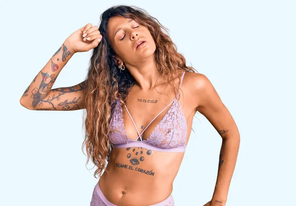 Ung Latinamerikansk Kvinna Med Tatuering Underkläder Som Sträcker Sig Bakåt — Stockfoto