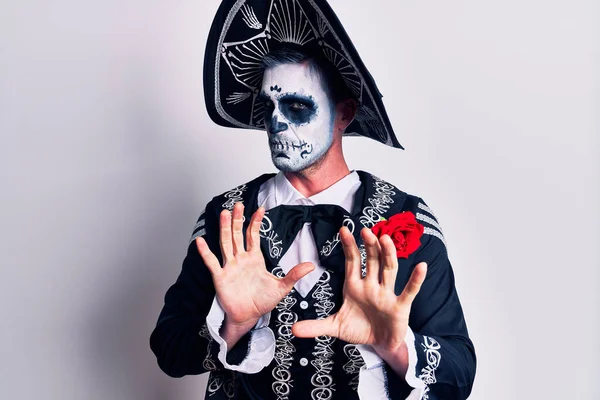 Jeune Homme Portant Jour Mexicain Costume Mort Sur Expression Dégoûtée — Photo