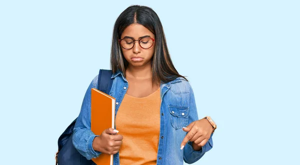 Молода Латинська Дівчина Студентському Рюкзаку Тримає Книжки Вказуючи Вниз Виглядаючи — стокове фото