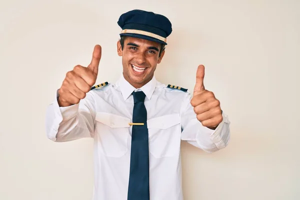 Junger Hispanischer Mann Flugzeugpilotenuniform Der Positive Gesten Mit Der Hand — Stockfoto