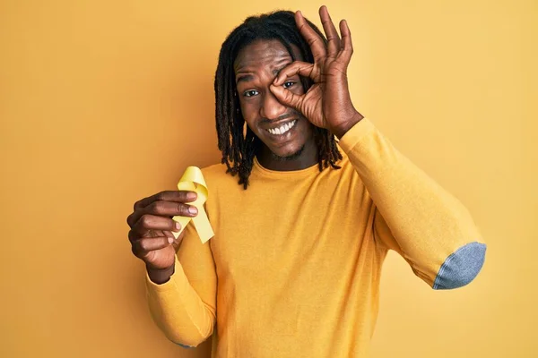Africano Americano Homem Com Tranças Segurando Suicídio Prevenção Fita Amarela — Fotografia de Stock