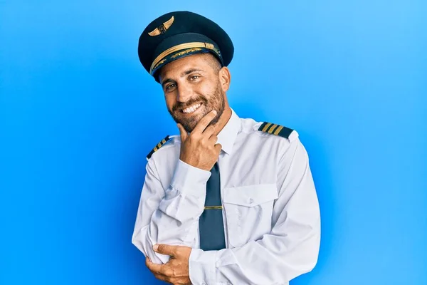Stilig Man Med Skägg Bär Flygplan Pilot Uniform Ser Säker — Stockfoto
