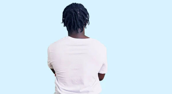 Joven Afroamericano Con Trenzas Llevando Camiseta Blanca Casual Pie Hacia — Foto de Stock