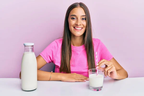 Giovane Donna Ispanica Bere Bicchiere Latte Fresco Seduto Sul Tavolo — Foto Stock