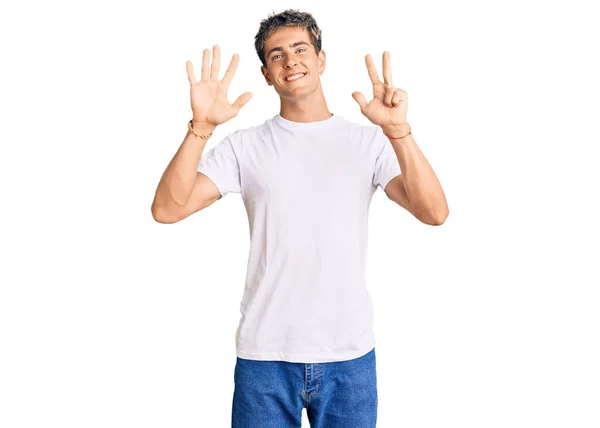 年轻英俊的男子穿着随意的白色T恤 手指头指八号 面带微笑 自信而快乐 — 图库照片