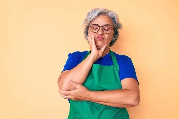 Donna Ispanica Anziana Indossando Grembiule Occhiali Pensando Cercando Stanco Annoiato — Foto Stock