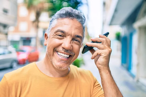 Hombre Pelo Gris Mediana Edad Sonriendo Feliz Hablando Teléfono Inteligente — Foto de Stock