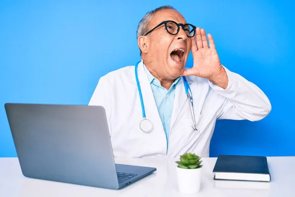 Uomo Anziano Bello Con Capelli Grigi Indossa Uniforme Medico Che — Foto Stock