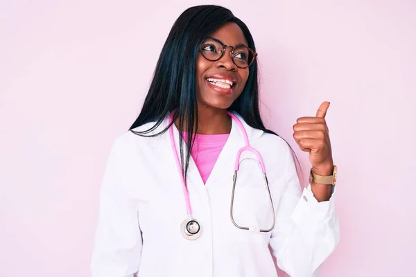 Junge Afrikanisch Amerikanische Frau Mit Doktor Stethoskop Lächelt Mit Glücklichem — Stockfoto