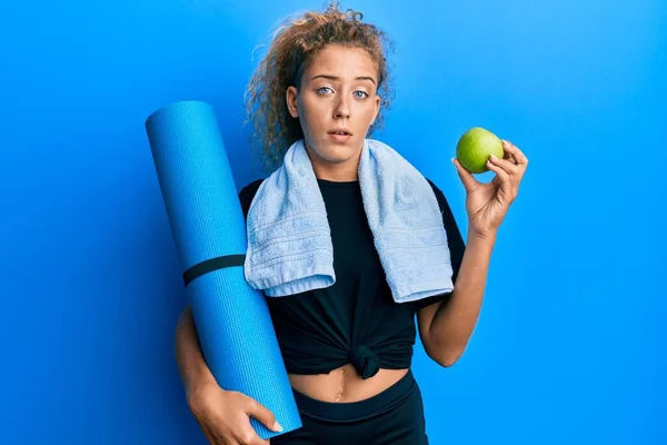 Güzel Beyaz Kız Elinde Yoga Minderi Yeşil Elma Habersiz Kafası — Stok fotoğraf