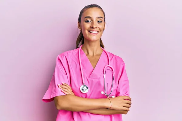 Jovem Hispânica Vestindo Uniforme Médico Estetoscópio Rosto Feliz Sorrindo Com — Fotografia de Stock