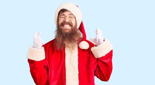 Uzun Sakallı Noel Baba Kostümü Giyen Yakışıklı Kızıl Saçlı Adam — Stok fotoğraf