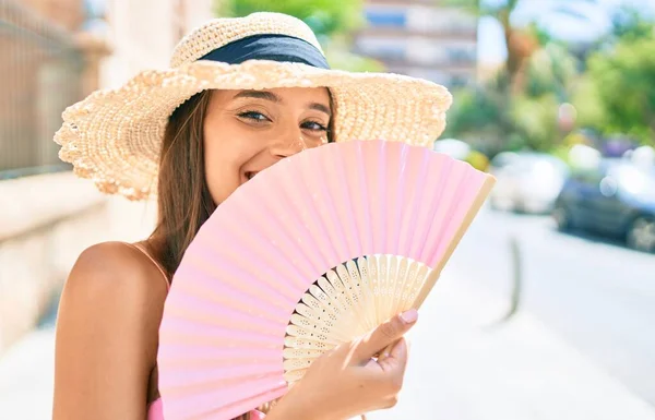 Mujer Hispana Joven Vacaciones Con Estilo Veraniego Usando Abanico Mano —  Fotos de Stock