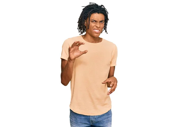 カジュアルな服を着て若いアフリカ系アメリカ人の男性は嫌悪反応のために嫌悪感の表情 不満と恐ろしい嫌悪感の顔を行う 手を挙げて — ストック写真