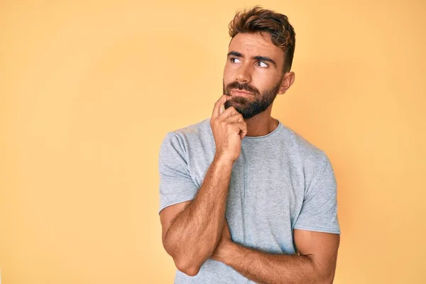 Joven Hombre Hispano Usando Ropa Casual Cara Seria Pensando Pregunta —  Fotos de Stock