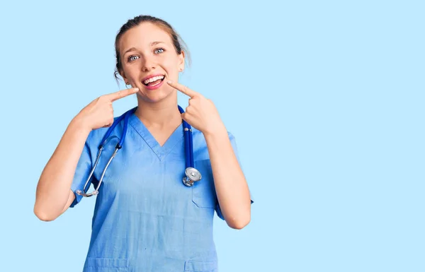 Joven Hermosa Mujer Rubia Vistiendo Uniforme Médico Estetoscopio Sonriendo Alegre —  Fotos de Stock