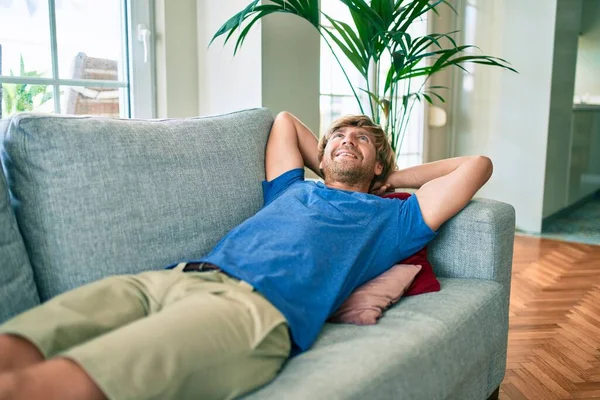 Middelbare Leeftijd Knappe Blanke Man Ontspannen Liggend Comfortabel Bank Thuis — Stockfoto