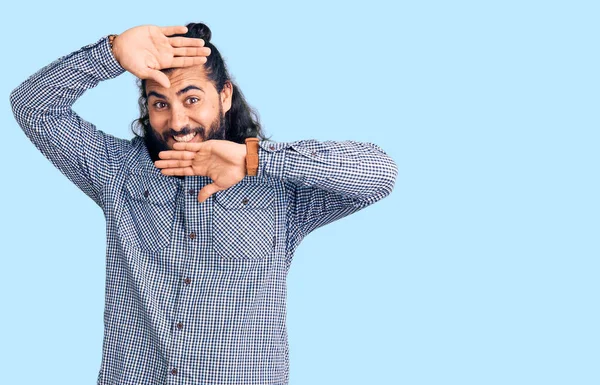 Jovem Árabe Vestindo Roupas Casuais Sorrindo Alegre Jogando Peek Boo — Fotografia de Stock