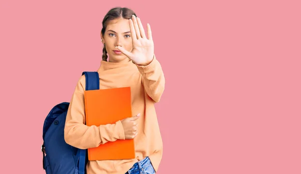 Hermosa Mujer Caucásica Con Cabello Rubio Usando Mochila Estudiante Sosteniendo —  Fotos de Stock