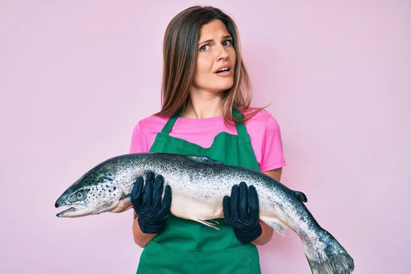 Beautiful Caucasian Woman Fishmonger Selling Fresh Raw Salmon Clueless Confused — Stock Photo, Image