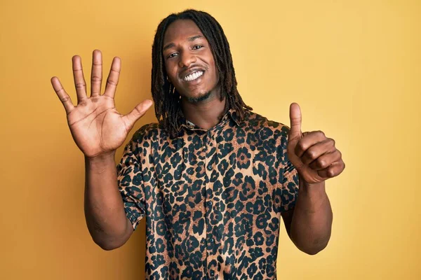 自信と幸せな笑みを浮かべている間 ヒョウ動物のプリントシャツを着て 指の数6で上を指しているアフリカ系アメリカ人の男 — ストック写真