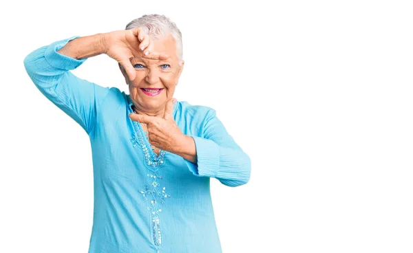 Senior Vacker Kvinna Med Blå Ögon Och Grått Hår Bär — Stockfoto
