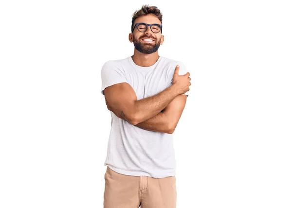 Jonge Latijns Amerikaanse Man Casual Kleding Een Bril Knuffelend Zichzelf — Stockfoto