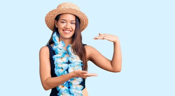 Jong Mooi Latijn Meisje Draagt Hawaiian Lei Zomer Hoed Gebaren — Stockfoto