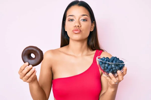 Joven Chica Latina Hermosa Con Traje Baño Sosteniendo Donut Arándanos —  Fotos de Stock