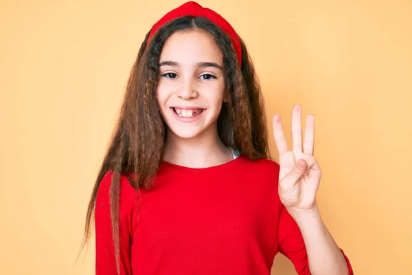 Linda Niña Hispana Vistiendo Ropa Casual Diadema Mostrando Señalando Con — Foto de Stock